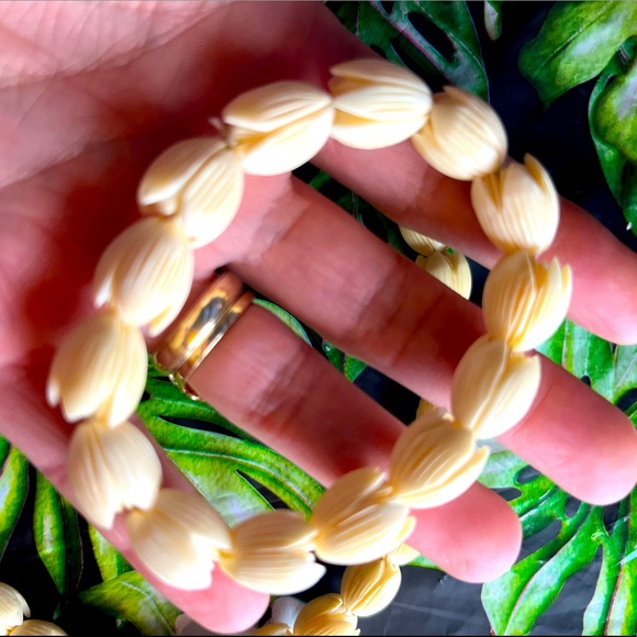 Vintage 🏝Bovine Carved Pikake Lei Hawaiian necklace - Picture 10 of 10